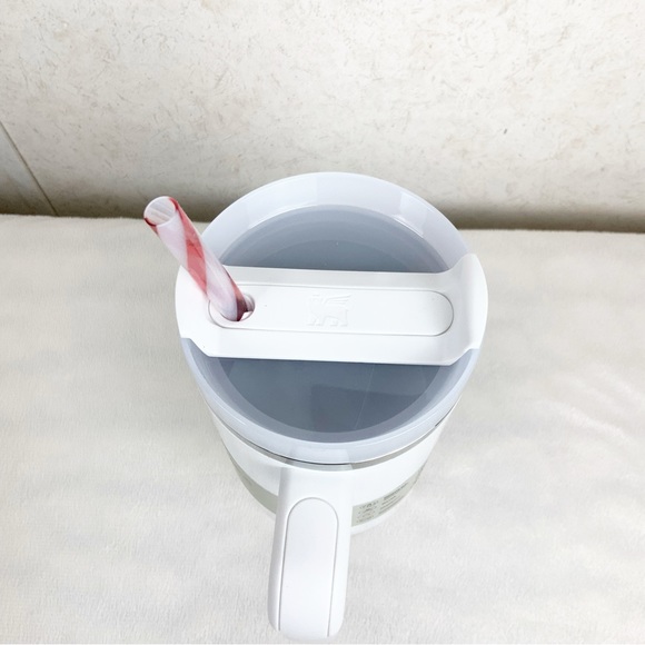 Stanley Limited Edition Holiday Mistletoe Twist Quencher 40 Oz White Peppermint - Picture 4 of 10